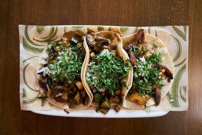 LA Venice Beach Hidden Gems Food Tour With 6 Food Tastings - Stop Three: Beach Promenade Vibes, Street Performers, and Eateries
