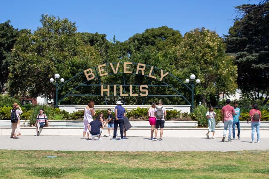 Los Angeles: Famous Neighbourhoods and Celebrity Homes Tours - Beverly Hills highlights: Rodeo Drive, Bel Air views, and the Getty area