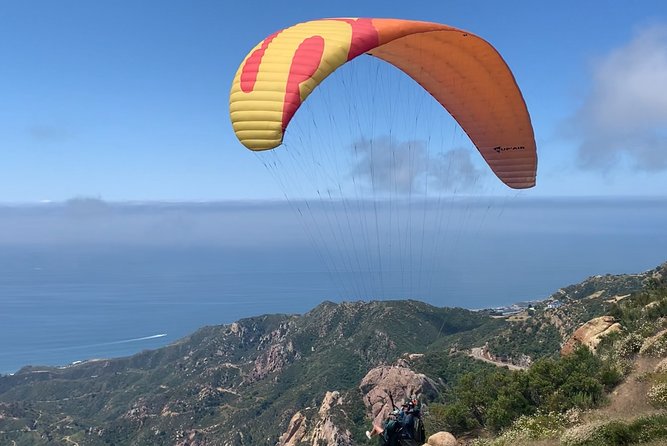 Tandem Paragliding flight with instructor in Malibu - Harness up: the 10-minute safety briefing and Claude’s style