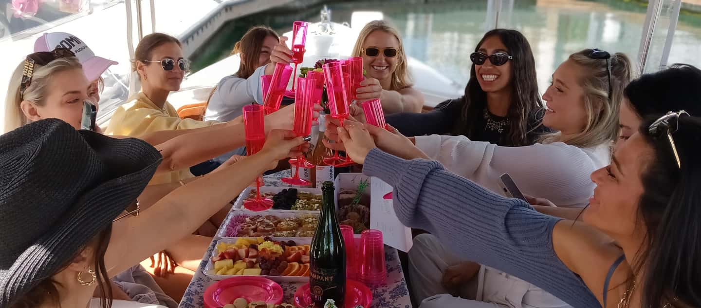 Venice Beach & Malibu View Boat Cruiser- Music Wine Sealions - Music, Wine, and Wildlife in One 90-Minute LA Moment